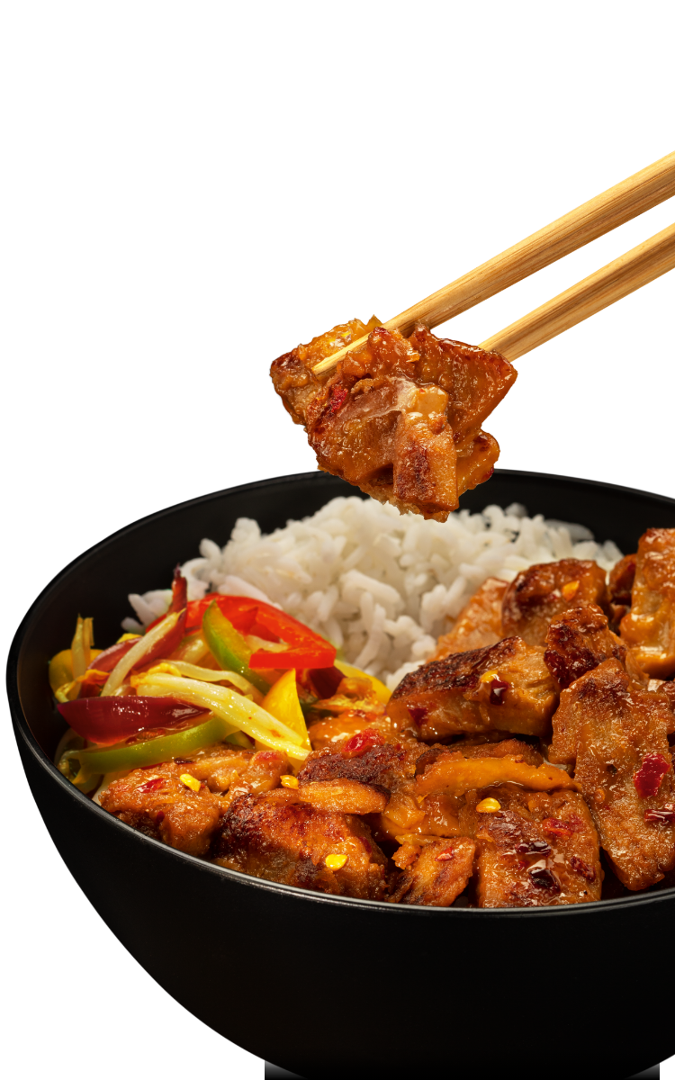 Schüssel mit weißem Reis, gebratenen Paprika und Zwiebeln sowie glasiertem Fleisch in Essstäbchen